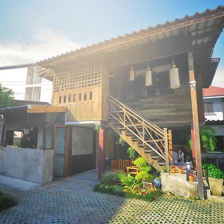 Manon Hostel Chiang Mai Bagian luar foto