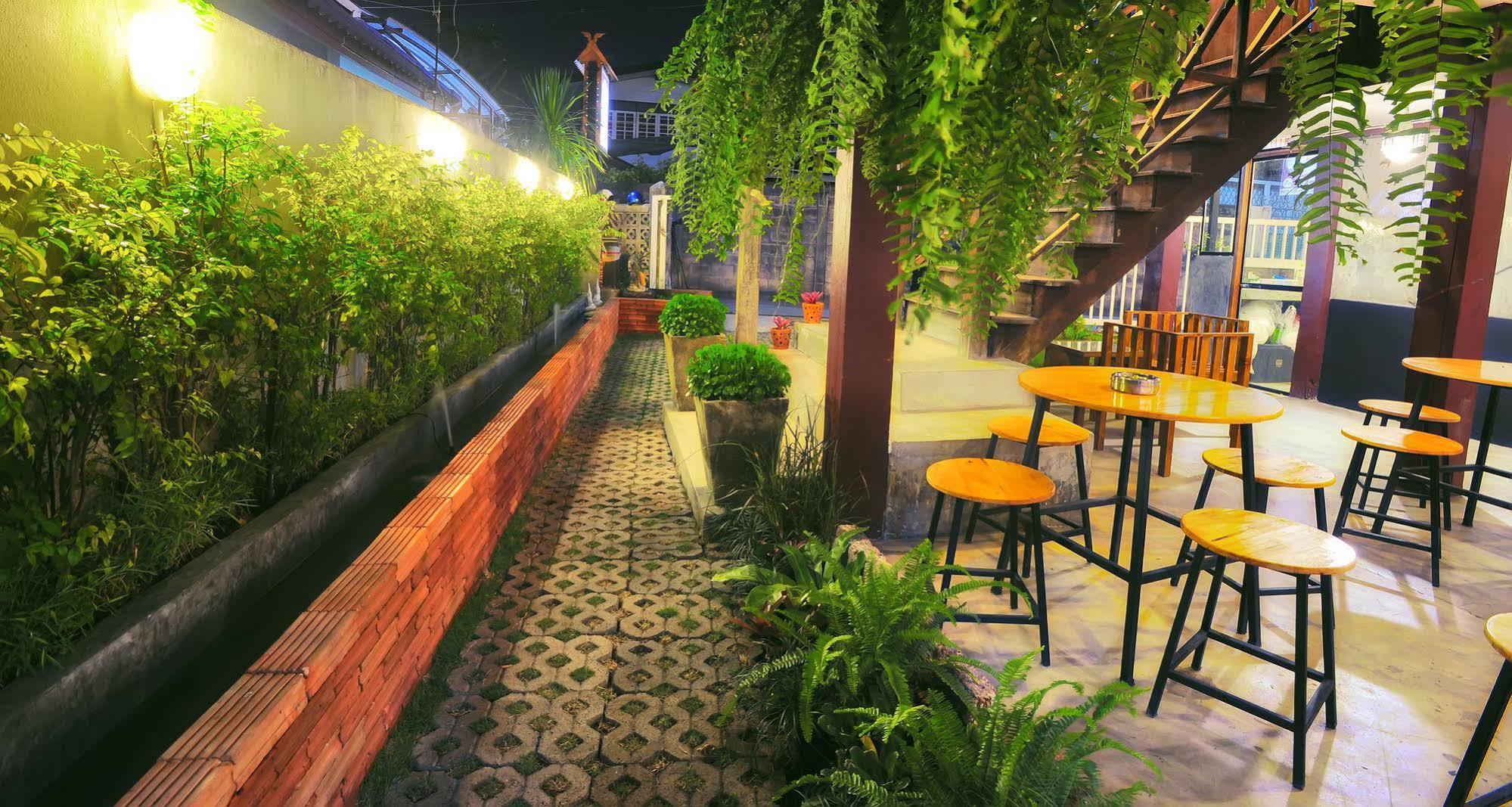 Manon Hostel Chiang Mai Bagian luar foto