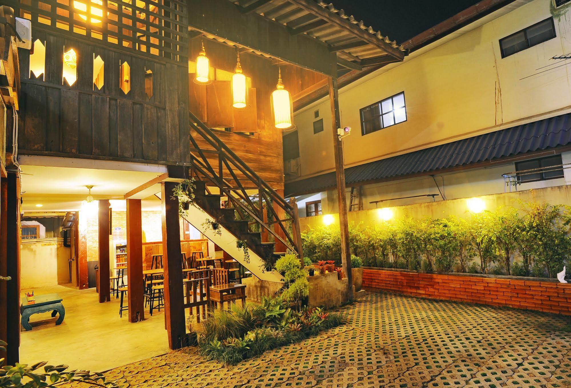 Manon Hostel Chiang Mai Bagian luar foto